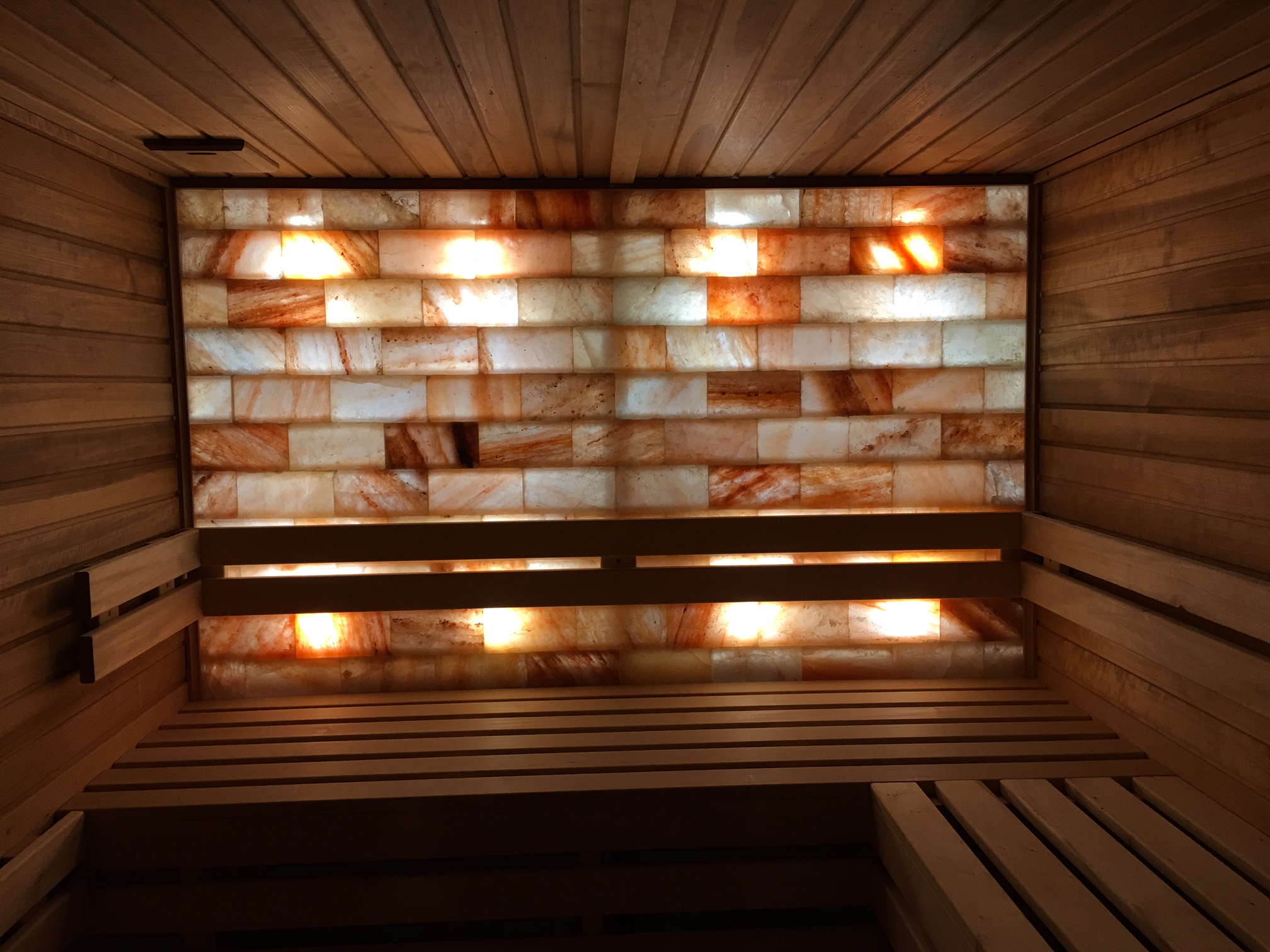 Sauna uscata - perete din sare de Himalaya iluminat cu LED